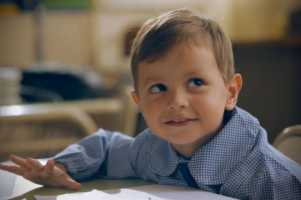 Niño en clase feliz